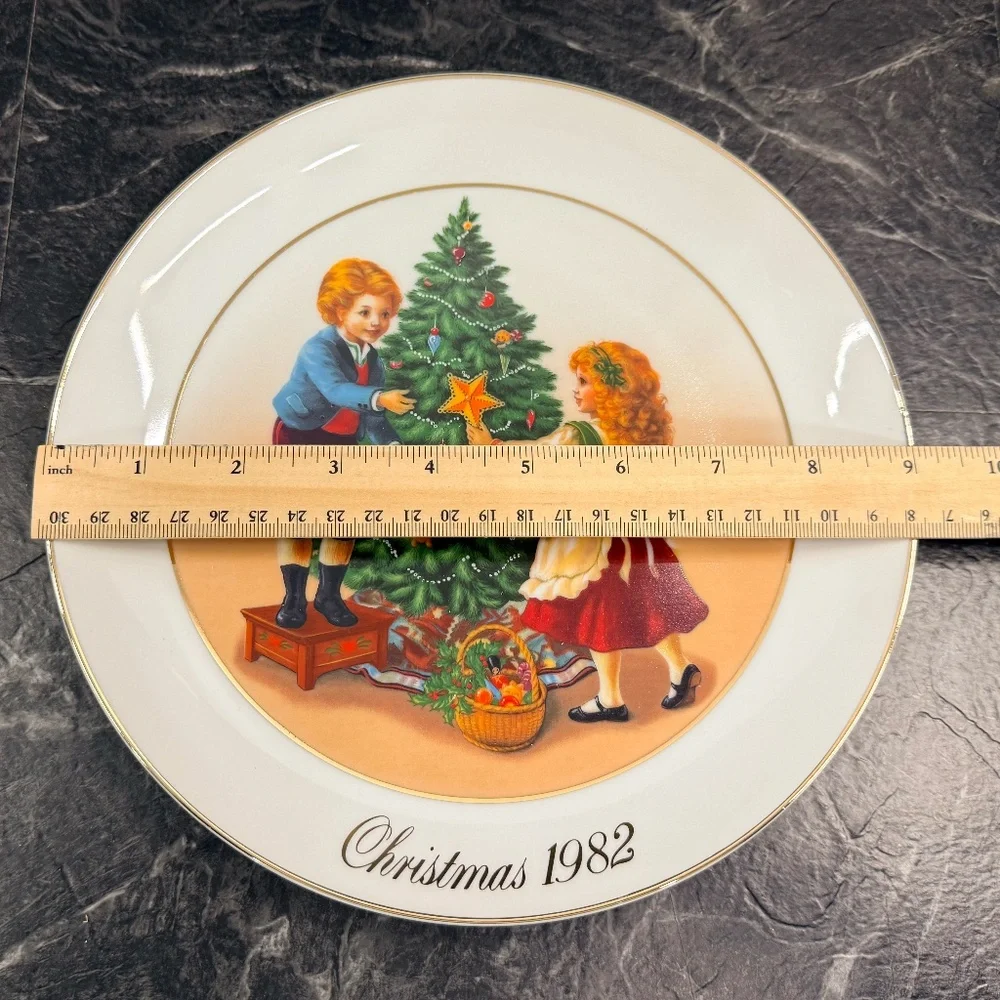 1982 AVON “Keeping the Christmas Tradition” Collector Plate w/22K Gold Trim